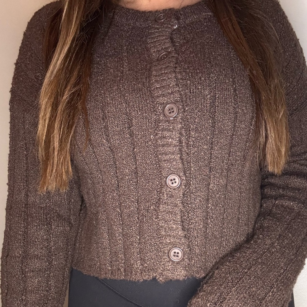 Slightly cropped brown buttoned women’s sweater. Size: S